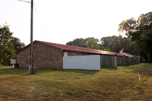 Building Photo - 100 W 10th St