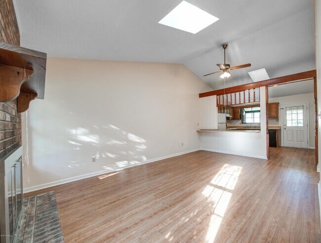 Building Photo - 114 Pine Crest Dr