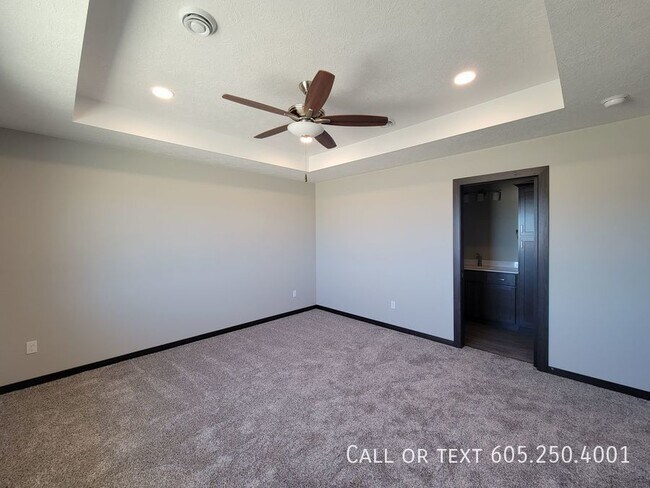 Building Photo - Like New 3 Bd 2 Bath Townhouse with 3-stal...