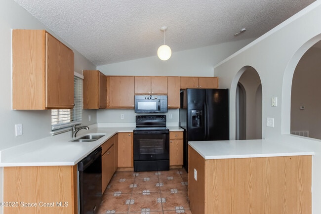 Building Photo - 285 Hearth St SW