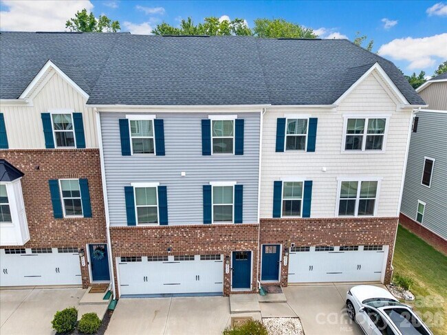 Foto del edificio - 2611 Grantham Place Dr
