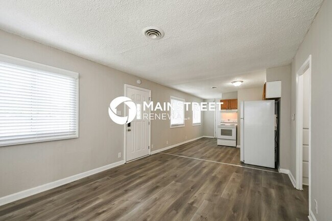 Building Photo - 2 Bedroom Pet-Friendly Home in Indianapolis, IN with Main Street Renewal