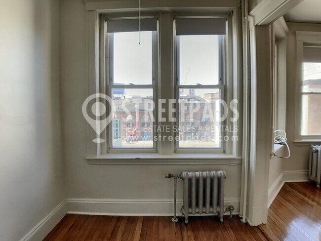 Building Photo - bedroom in Boston MA 02215