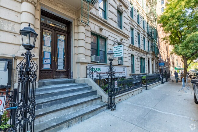 Entrance - 229-231 E 21st St