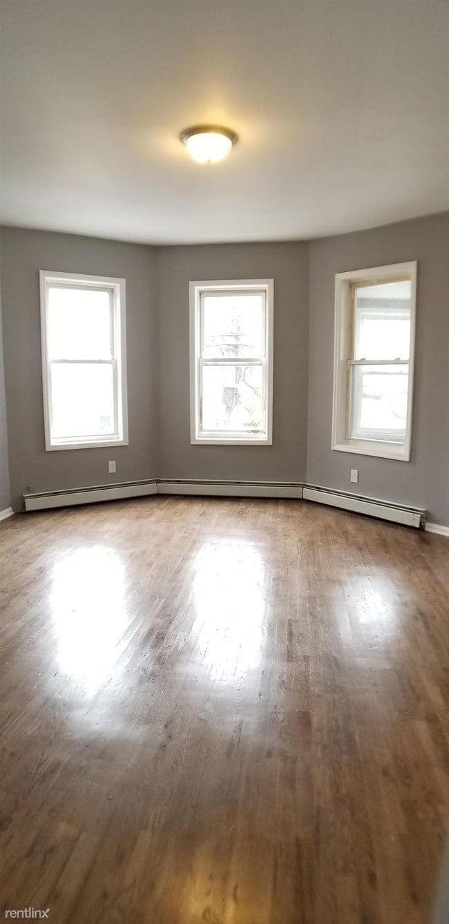 Building Photo - 3 br, 1 bath  - 358 S 11th St Apt 2