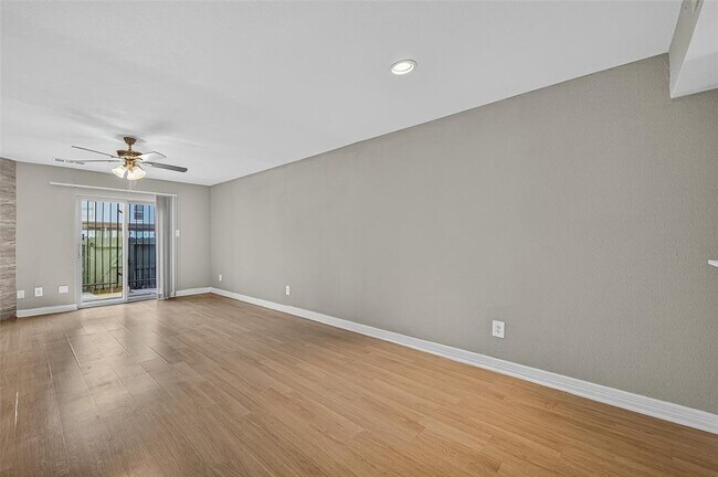 Building Photo - 8650 Victorian Village Dr