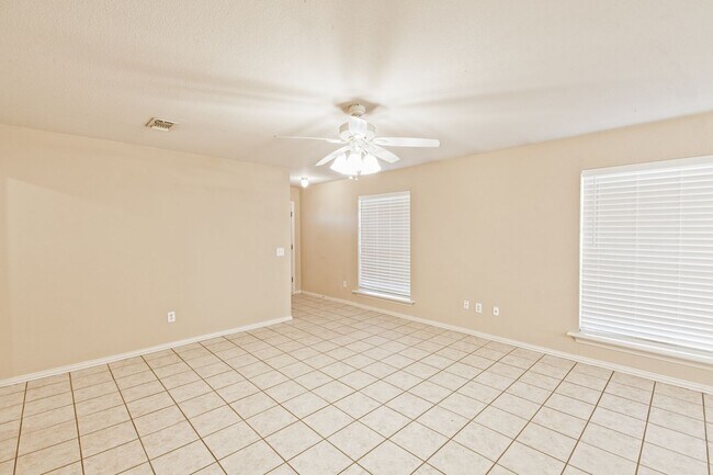 Foto del edificio - Duplex for lease with private backyard