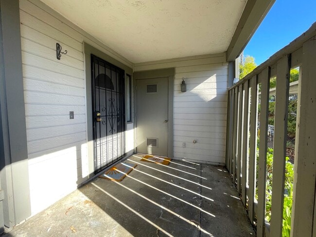 Building Photo - Lovely Condo Available in Vista!