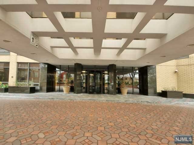 Primary Photo - 900 Palisade Ave