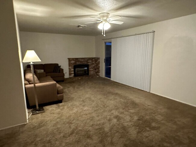 Building Photo - 106 WHITTIER CT. - 3 BEDROOM 2 BATHROOM - ...