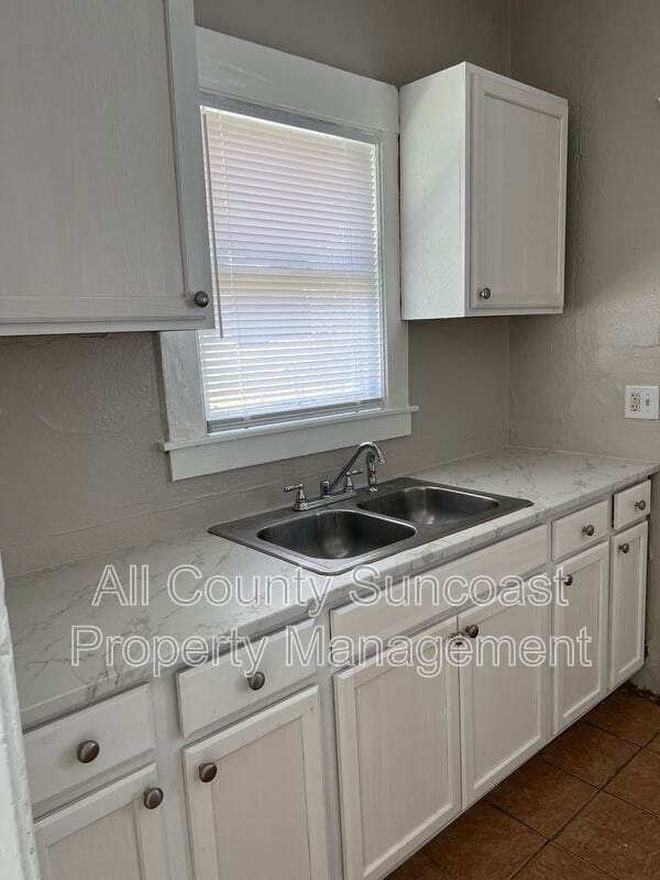 Building Photo - 1042 8th Ave S