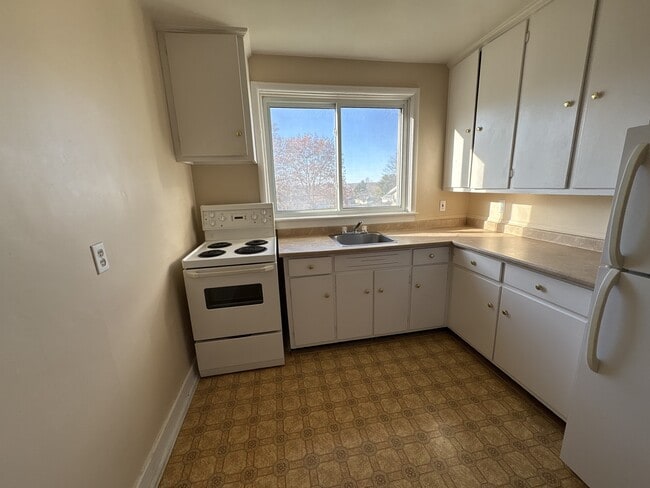 Building Photo - 445 Covert St