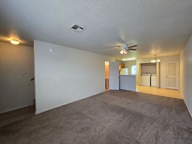 Foto del edificio - AVAILABLE NOW!