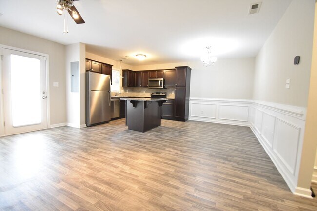 Foto del edificio - First Two Weeks Rent Free!! 3 Bedroom 2.5 Bathroom Townhome