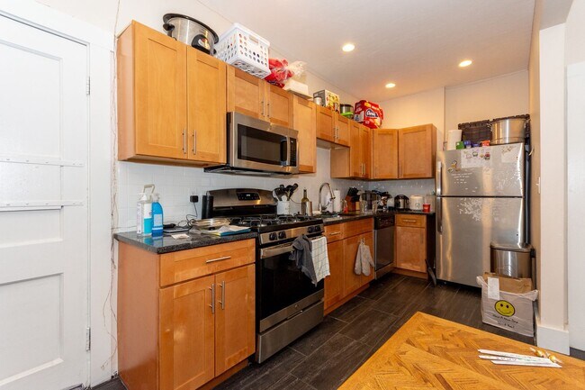Foto del edificio - Gorgeous new four bedroom, Stainless steel kitchen, granite counter tops.