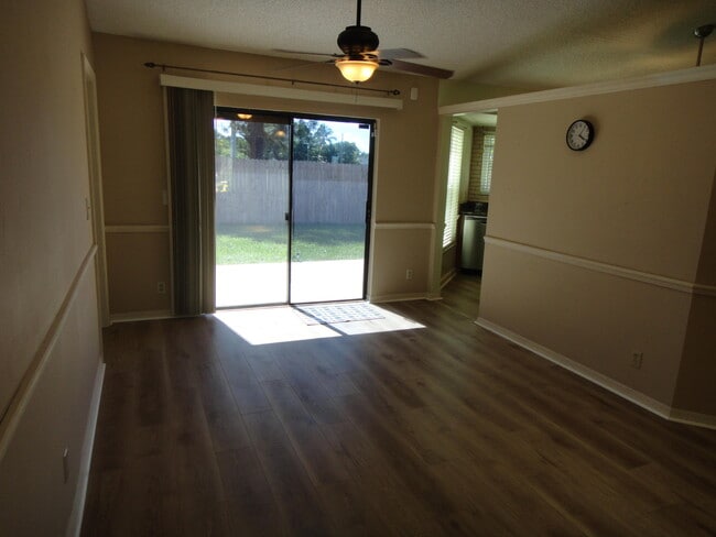 Foto del edificio - 1417 McDermott Ln