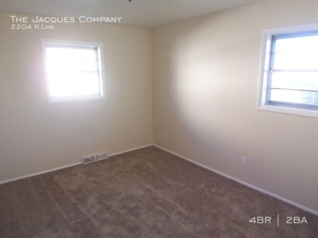 Building Photo - 2204 N Link Ave