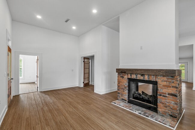 Building Photo - 142 S Broad St