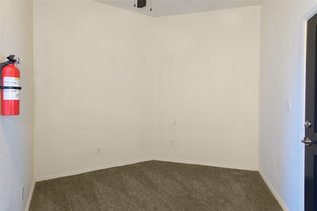 Foto del edificio - 4705 Lyons Ave