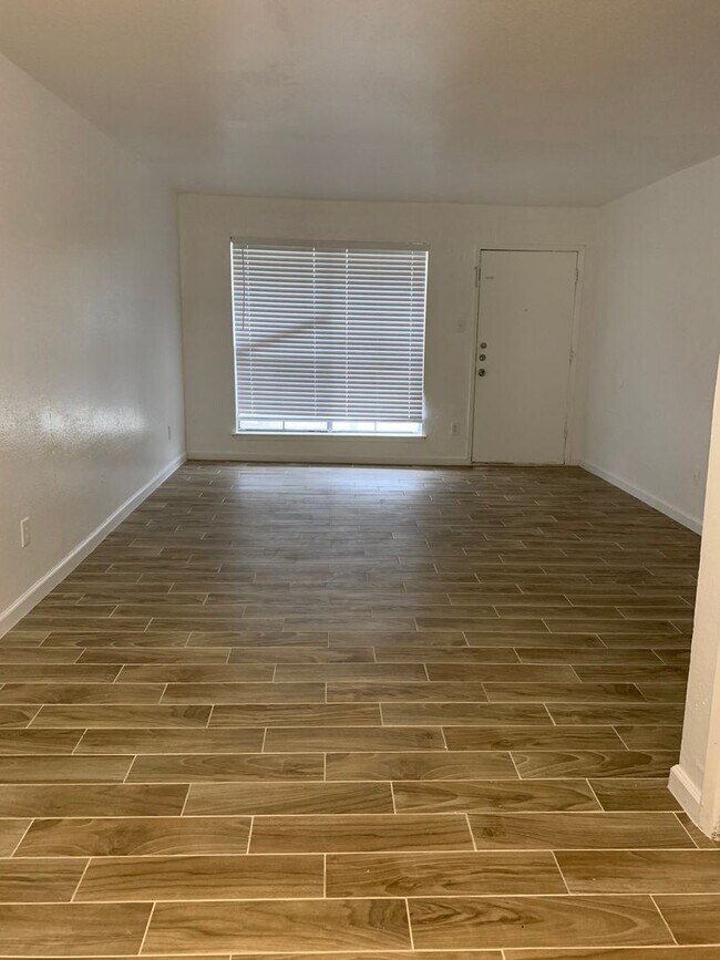 Foto del edificio - 2 Bedrooms / 2 Baths updated first floor condo