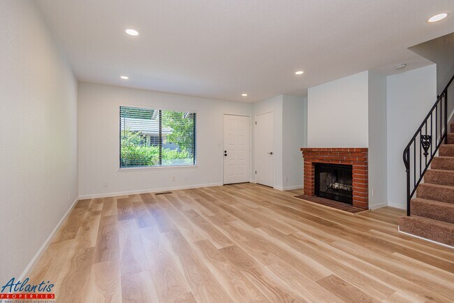 Foto del edificio - Beautiful Condo | Remodeled | Private Outd...