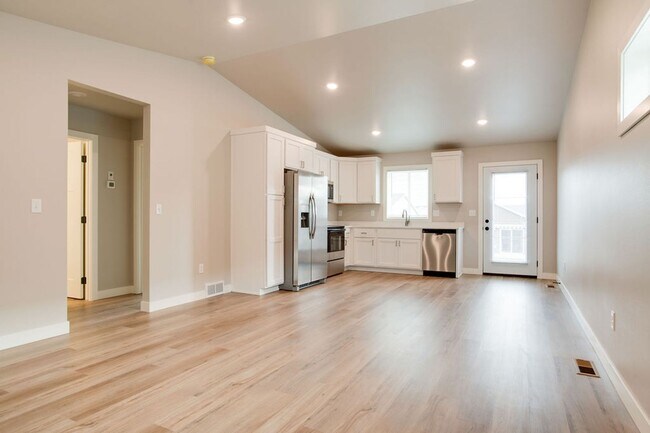 Building Photo - NEW BUILD: 4 bd/2 bath AVAILABLE ASAP