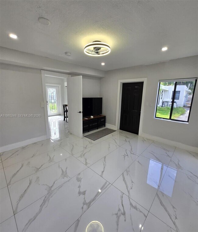 Foto del edificio - 1281 NE 110th St