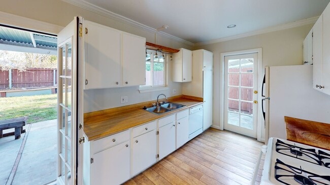 Building Photo - Charming 3 bedroom, 1-bathroom home in San...