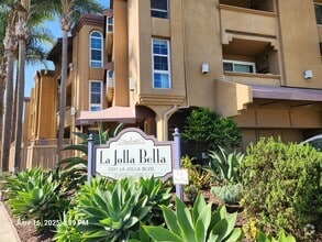 Building Photo - 5051 La Jolla Blvd