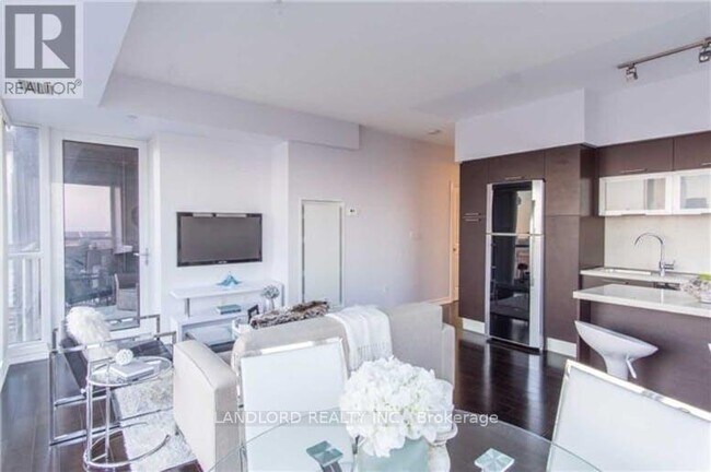 Photo du bâtiment - 386-3386 Yonge St