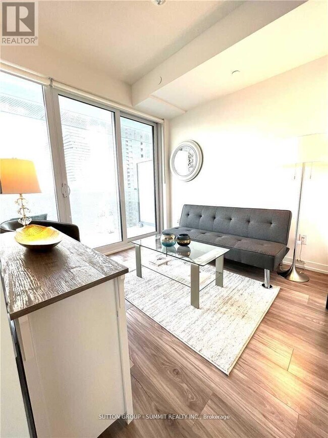 Photo du bâtiment - 4065-4065 Confederation Pkwy