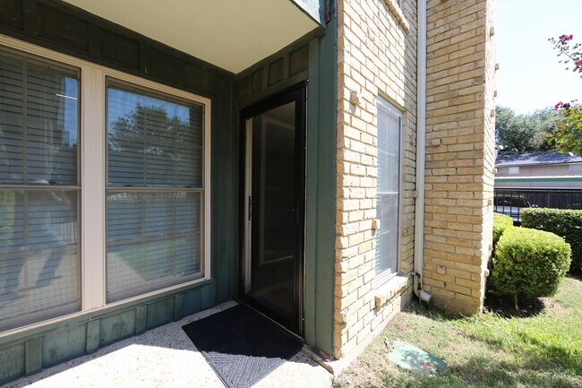 Foto del edificio - 7727 Meadow Park Dr