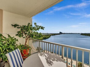 Building Photo - 300 Bayview Dr