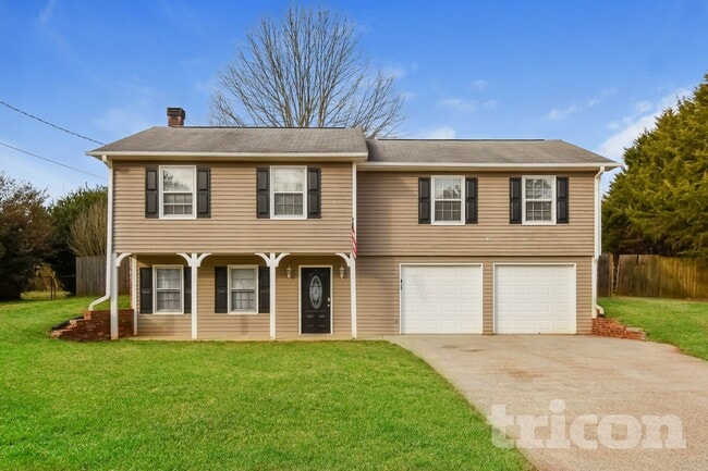 Building Photo - 414 Breezy Dr SW