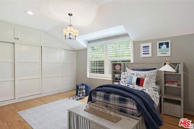 Foto del edificio - 4922 Hayvenhurst Avenue, Los Angeles, CA 9...