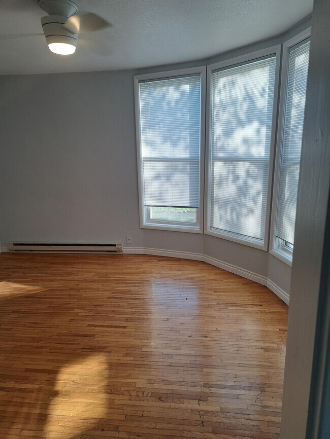 Building Photo - 176 S Chestnut St