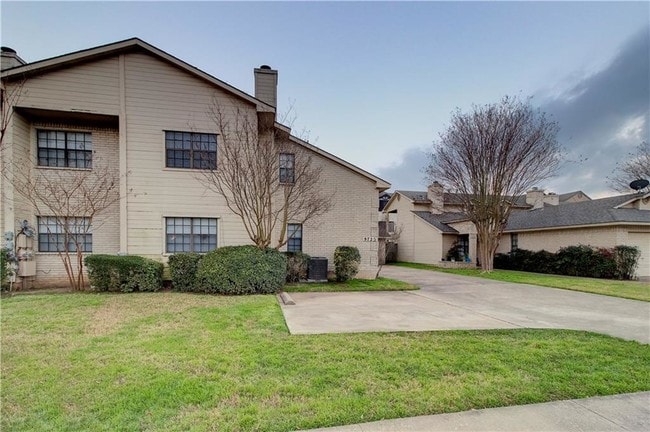 Building Photo - 9719-9725 Copper Creek Dr