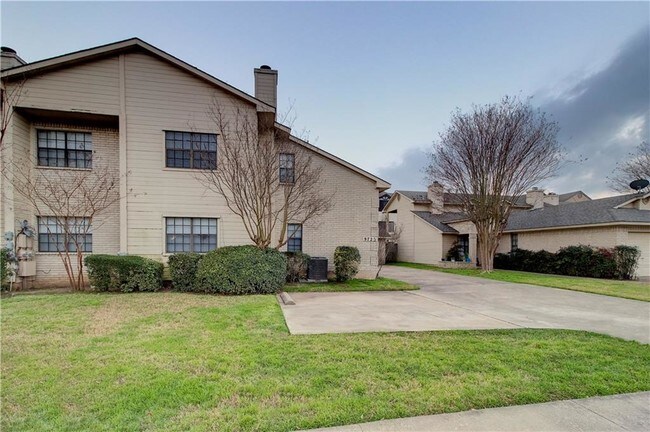 Foto del edificio - 9719-9725 Copper Creek Dr