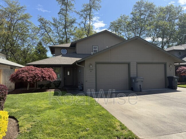 Building Photo - 1343 Golden Park Dr