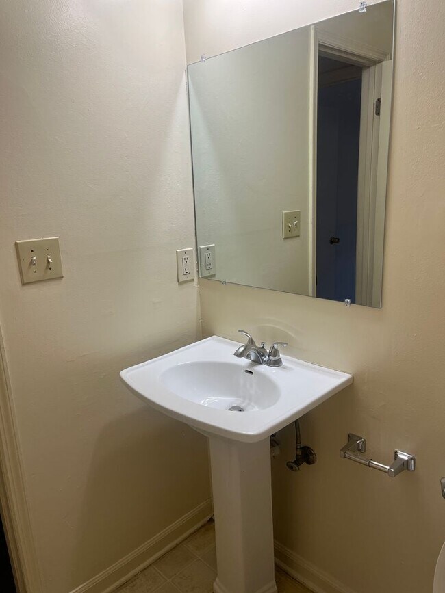 Foto del edificio - 2 Bed, 1 Bath Apartment