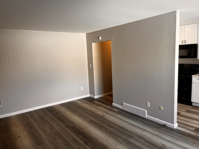 Foto del edificio - 4910 Briarwood Ave