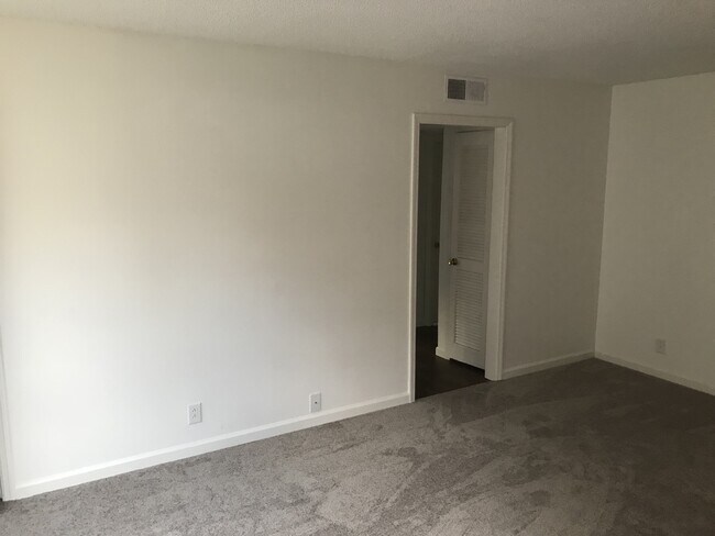 Foto del edificio - 544 Tulip Grove Rd