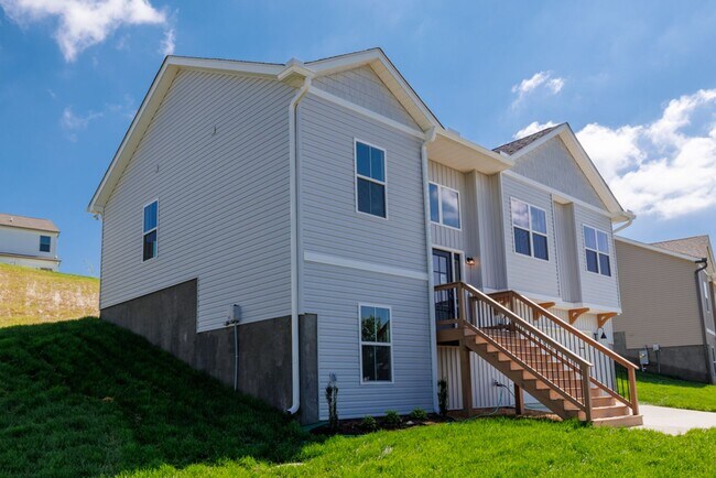Building Photo - ONE-MONTH FREE RENT Move-Incentitive!!! Ne...