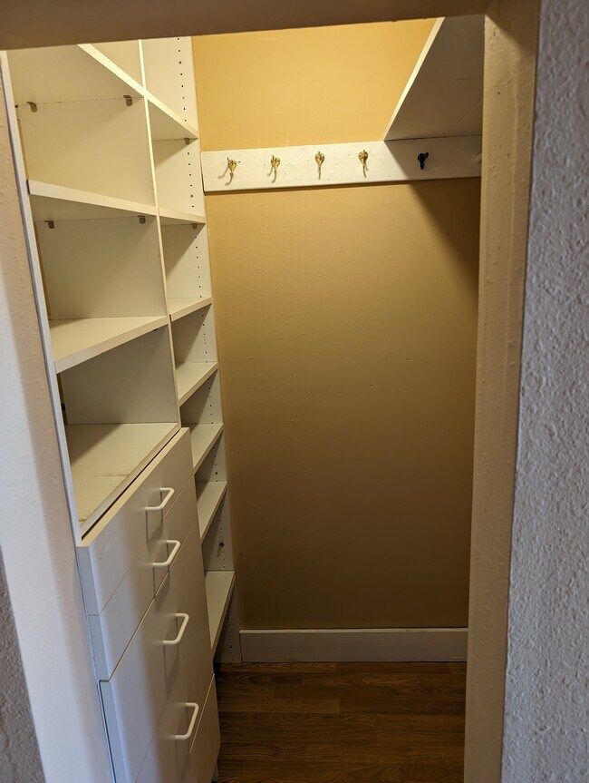 armario del dormitorio - 3536 Interlake Ave N