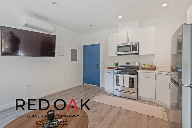 Building Photo - ~1 Month FREE~ Gorgeous One Bedroom with M...