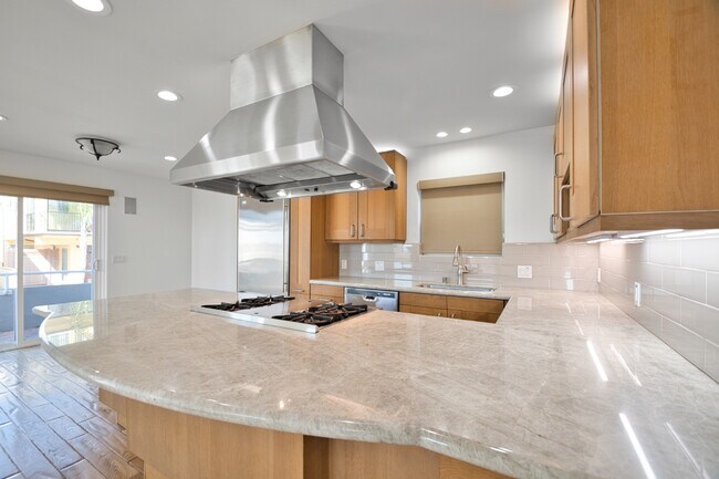 Building Photo - 3220 Crest Dr