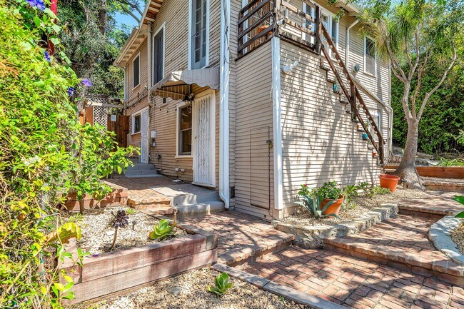 Building Photo - 3941 De Longpre Ave