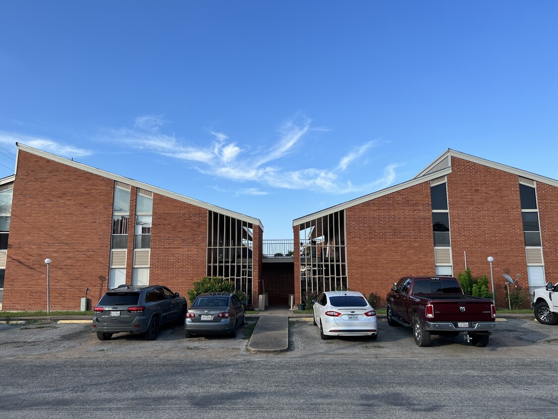 303 Calhoun Exterior 2 - Whispering Oaks Apartment Homes El Campo