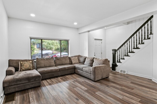 Photo - Furnished 4 bed, 2 bath home in Mt. Washington available now!