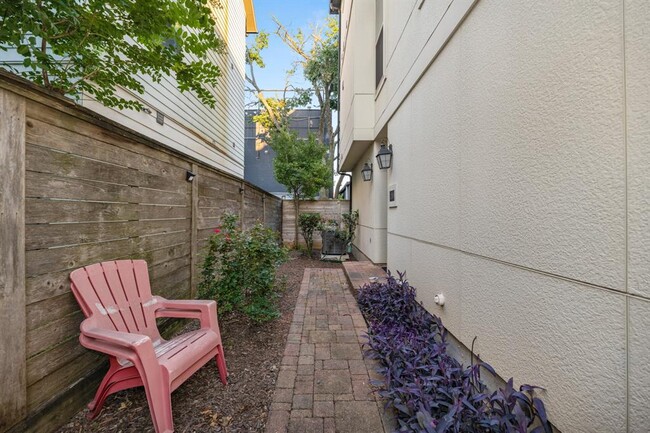 Building Photo - 2309 Hadley St